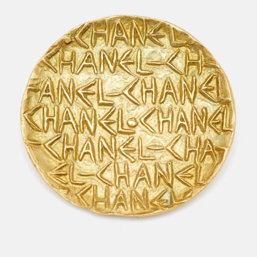 Logo Embossed Tone Round Pin Brooch - Chanel - Modalova