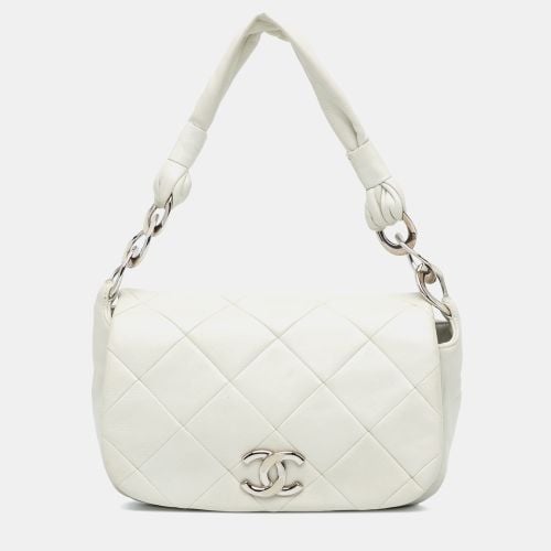 Quilted Lambskin Enamel CC Flap Bag - Chanel - Modalova