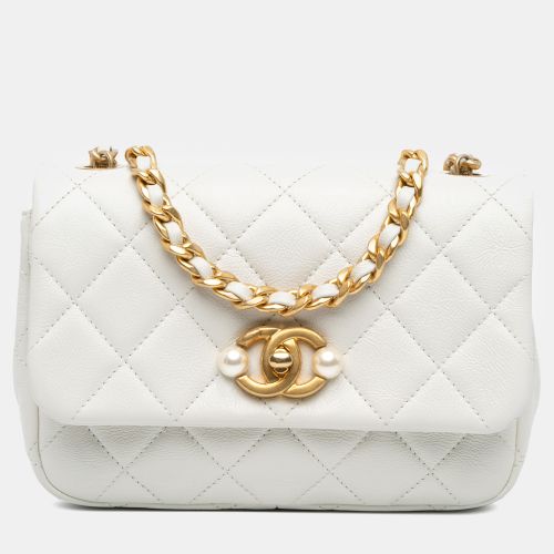 Mini Glazed Calfskin Pearl Side Flap - Chanel - Modalova