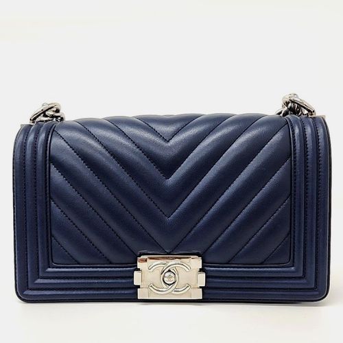 Chevron Leather Medium Boy Bag - Chanel - Modalova