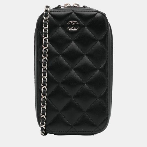 CC Quilted Lambskin Zip Phone Case - Chanel - Modalova