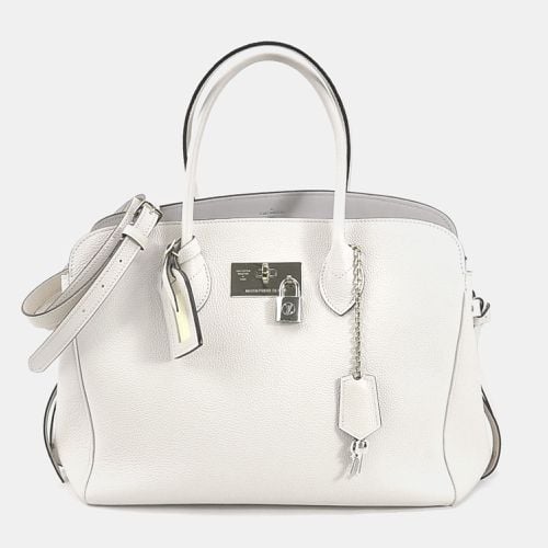 Chalk Pebbled Veau Nuage Leather Milla MM Bag - Louis Vuitton - Modalova