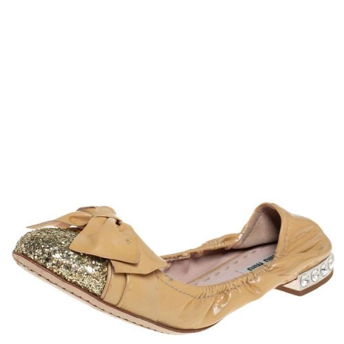 Gold Patent Leather Bow Detail Crystal Embellished Heel Scrunch Ballet Flats Size 38.5 - Miu Miu - Modalova