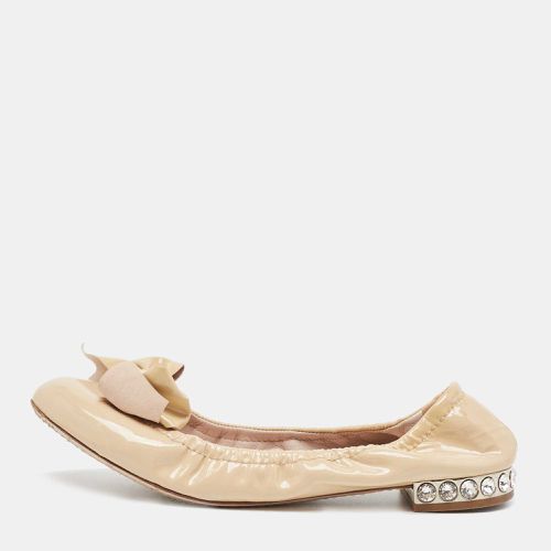 Gold Patent Leather Bow Detail Crystal Embellished Heel Scrunch Ballet Flats Size 36.5 - Miu Miu - Modalova