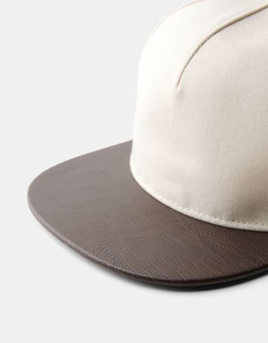 Gorra Combinado Efecto Piel Hombre - Bershka - Modalova