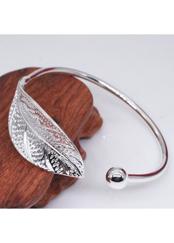 Silvery White Leaf Design Alloy Bangle - unsigned - Modalova