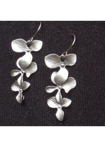 Silvery White Alloy Floral Design Earrings - unsigned - Modalova