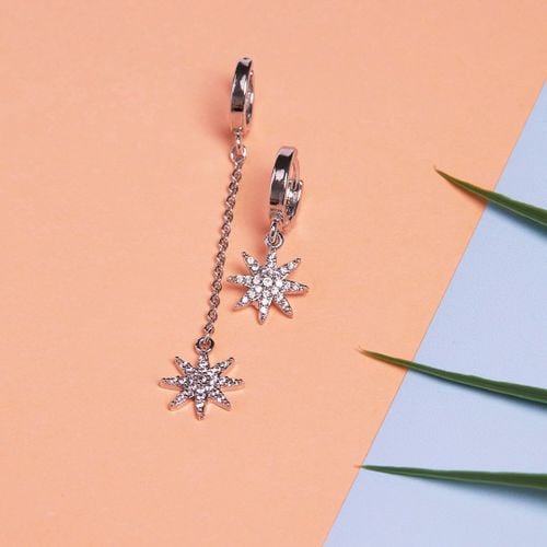 Silver Star Drop Earrings - Elika - Modalova