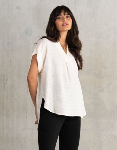 Cap Sleeve Textured Maternity Blouse - Seraphine - Modalova