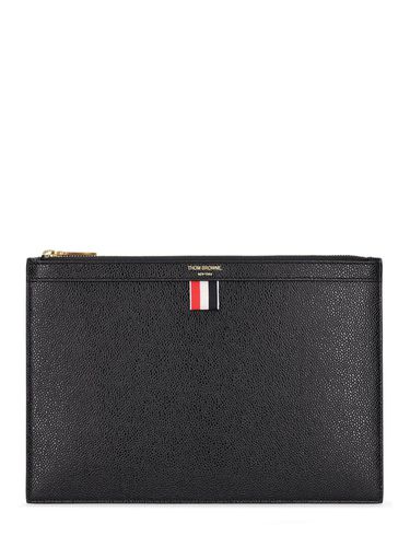 Clutch Pequeño De Piel De Grano Con Cremallera - THOM BROWNE - Modalova