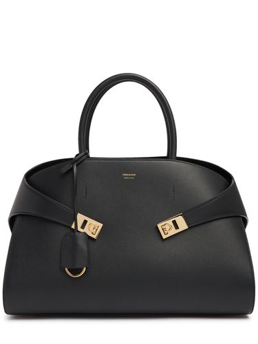 Bolso Tote Mediano Hug De Piel - FERRAGAMO - Modalova