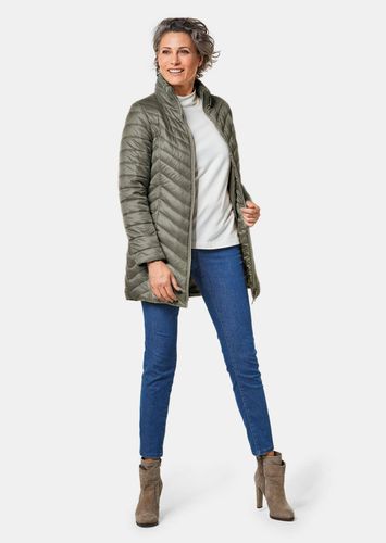 Figurschmeichelnde, leichte Longsteppjacke - khaki - Gr. 24 von - Goldner Fashion - Modalova