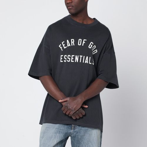 T-shirt nera slavata con stampa logo - Fear of God Essentials - Modalova