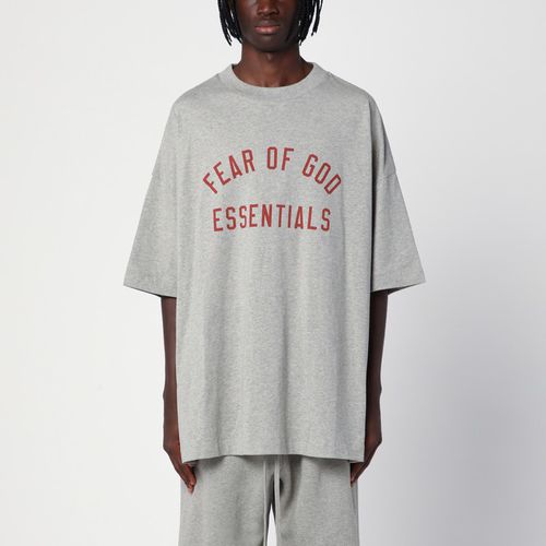 Graues T-Shirt mit Logo - Fear of God Essentials - Modalova