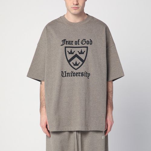 T-Shirt Heather mit Universitätslogo - Fear of God Essentials - Modalova