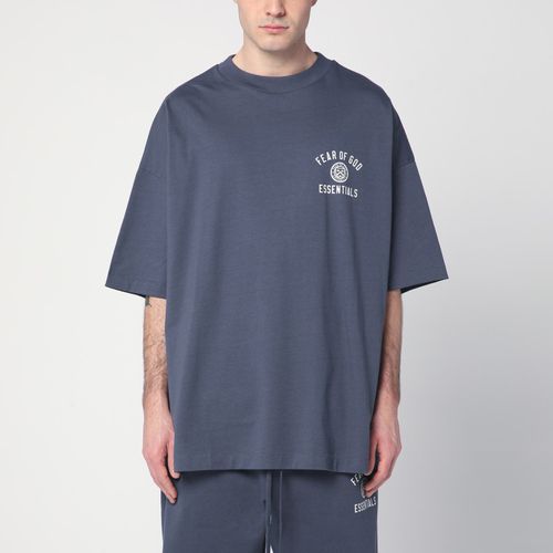 Marineblaue T-Shirt mit Universitätslogo auf der Brust - Fear of God Essentials - Modalova