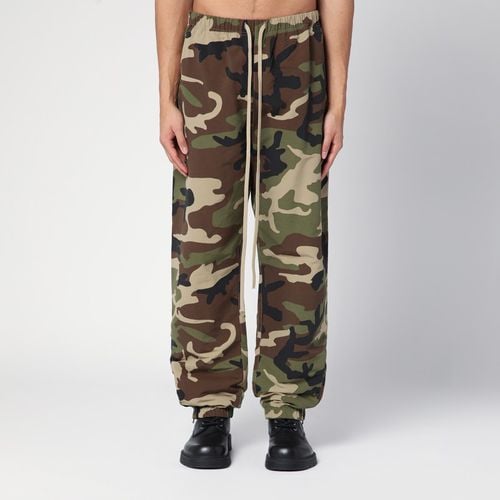 Camouflage trousers in recycled nylon blend - Fear of God Essentials - Modalova