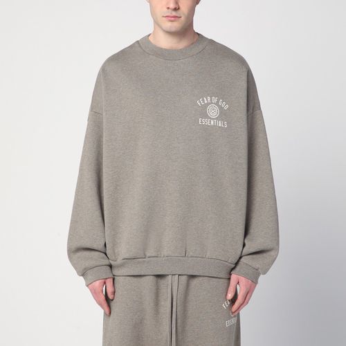 Heather Grey Rundhalsausschnitt Sweatshirt mit Universitätslogo - Fear of God Essentials - Modalova