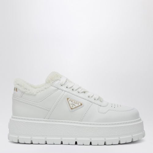 Sneaker platform bianca in pelle e montone - Prada - Modalova