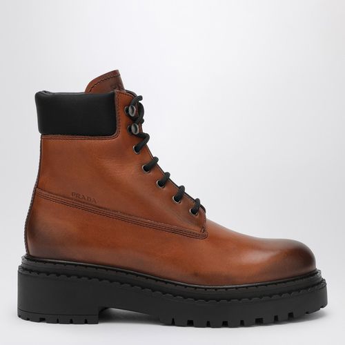 Cognacfarbene Stiefeletten aus Leder und Re-Nylon - Prada - Modalova