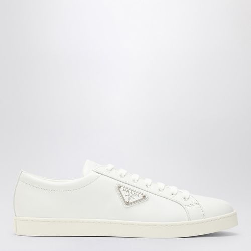 Sneaker bianca con triangolo logo - Prada - Modalova