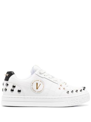 Baskets en cuir à détails de clous - Versace Jeans Couture - Modalova