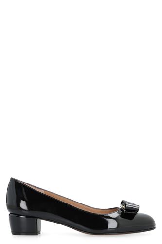 Vara Bow Patent Leather Pumps - Ferragamo - Modalova