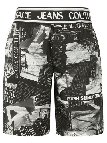 Magazine-printed Knee-length Shorts - Versace Jeans Couture - Modalova