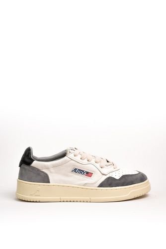 Medalist Low Sneakers In Grey Suede And White Leather - Autry - Modalova