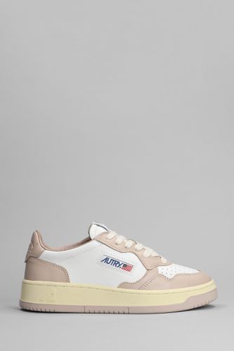 Autry 01 Sneakers In Powder Leather - Autry - Modalova