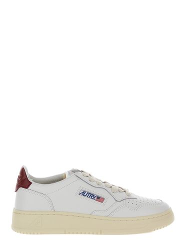 Medalist Low Top Sneakers With Contrasting Heel Tab In Leather Woman - Autry - Modalova