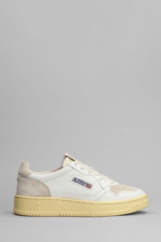 Sneakers In White Suede And Leather - Autry - Modalova