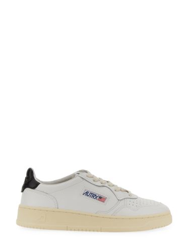 Medalist Low Sneakers In White And Black Leather - Autry - Modalova