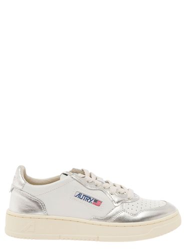 Medalist White And Silver Low Top Sneakers With Logo Patch In Leather Woman - Autry - Modalova