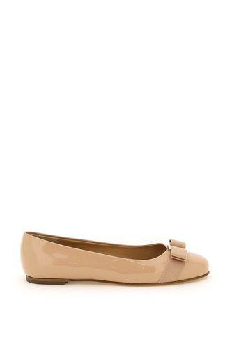 Ferragamo Patent Varina Ballerinas - Ferragamo - Modalova