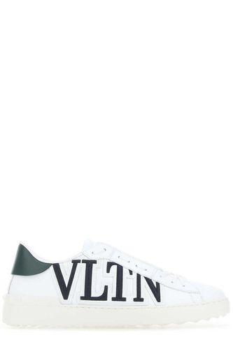 Logo Embossed Low-top Sneakers - Valentino Garavani - Modalova