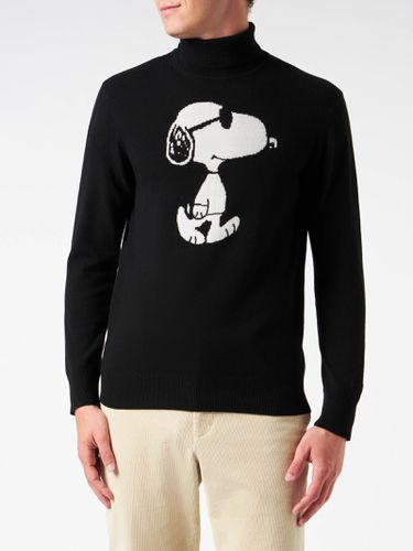 Man Turtleneck Sweater With Snoopy Jacquard Print Snoopy - Peanuts Special Edition - MC2 Saint Barth - Modalova