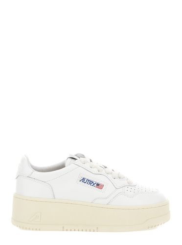 Low Top Sneakers With Oversized Platform In Leather Woman - Autry - Modalova
