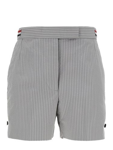 Angled Pocket Thigh Length Short W/ Side Tabs In Cotton Seersucker - Thom Browne - Modalova