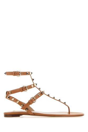 Camel Leather Rockstud Thong Sandals - Valentino Garavani - Modalova