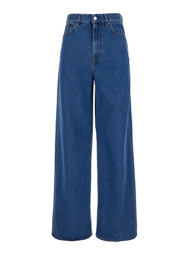 Wide Jeans With Logo Patch In Denim Woman - Totême - Modalova