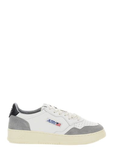 Medalist Low Grey And White Low Top Sneakers With Side Logo Detail In Leather And Suede Man - Autry - Modalova