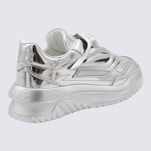 Tone Leather Medusa Laminate Low Top Sneakers - Versace - Modalova