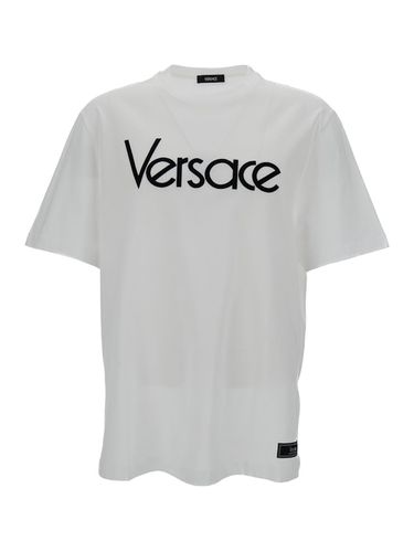 Crewneck T-shirt With Logo Lettering Print In Cotton Man - Versace - Modalova
