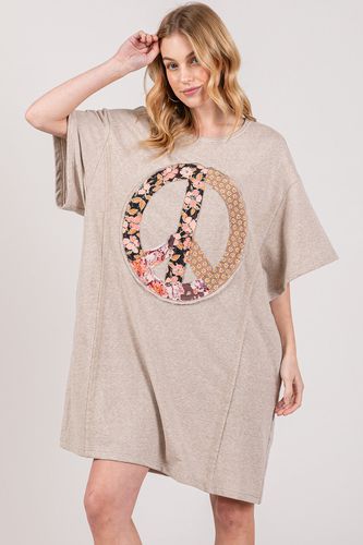 SAGE + FIG Full Size Peace Sign Applique Short Sleeve Tee Dress - Trendsi - Modalova