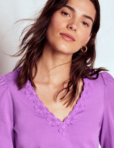 Top Flora à col en V en dentelle-Violet améthyste - Boden - Modalova