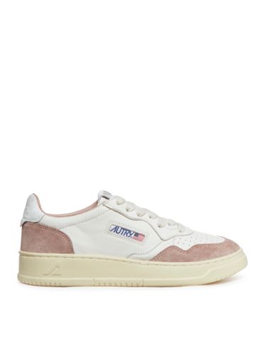MEDALIST LOW SNEAKERS IN WHITE GOAT LEATHER AND PINK SUEDE - - Woman - Autry - Modalova