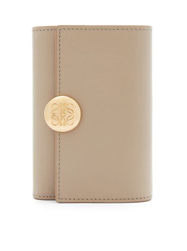 Pebble Small Vertical Wallet in Calfskin Nappa - Woman - Loewe - Modalova