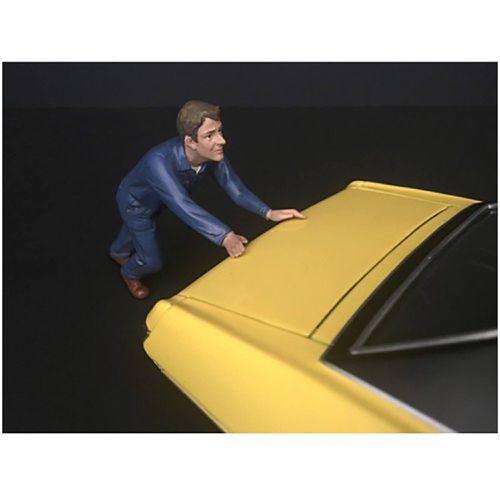 Figurine - Mechanic Darwin Pushing a Car for 1/24 Models Blister Pack - American Diorama - Modalova