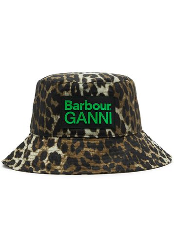 X Ganni -print Waxed Bucket hat - Barbour - Modalova